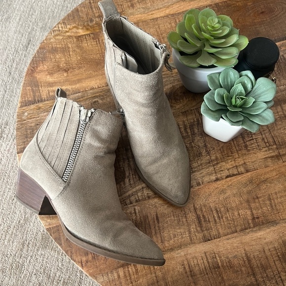 Shoes - Womens - tan ankle booties size 8